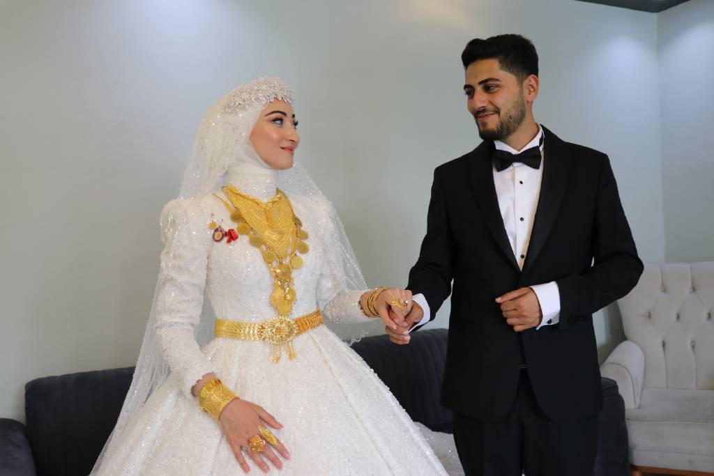 Van’da aşiret düğünü… Damada 7 buçuk milyon, geline 1 buçuk kilo altın takıldı!