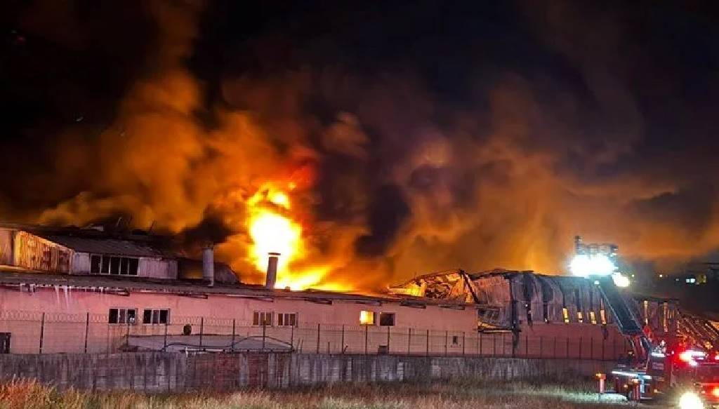 Arnavutköy’de fabrika alevlere teslim oldu