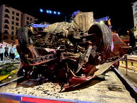 Otomobil, çarptığı bariyerde asılı kaldı: 2 genç öldü