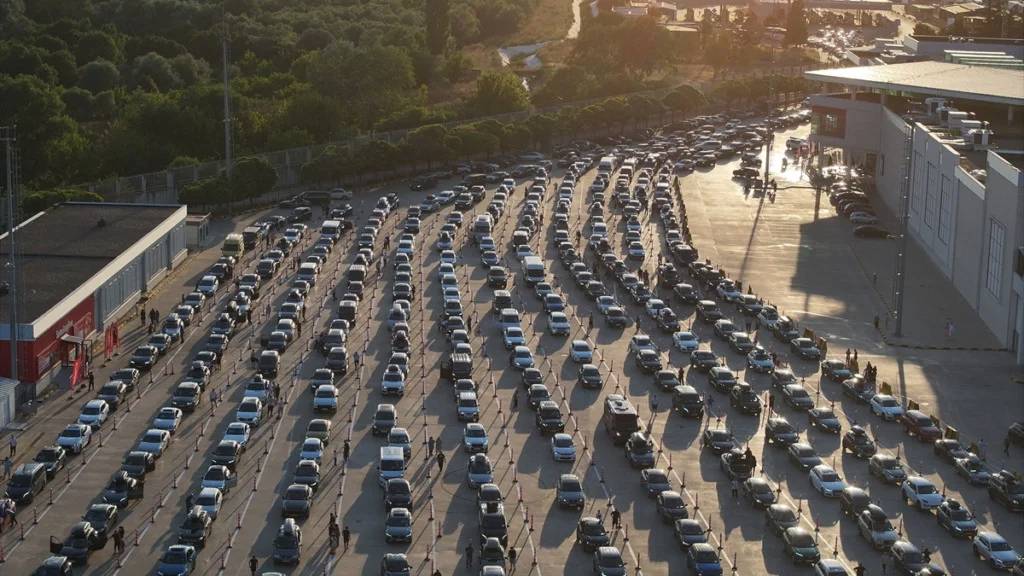 Kapıkule’de gurbetçi akını: 16 saatte 26 bin kişi Türkiye’ye geldi!