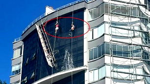 Yürekleri ağza getiren görüntü: İskele koptu, işçiler ölümden döndü