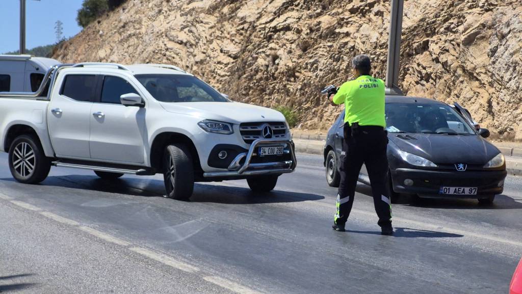 İbrahim Tatlıses'in kızı Dilan Çıtak, polisin üzerine aracını sürdü…
