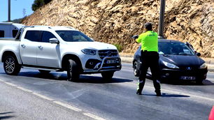İbrahim Tatlıses'in kızı Dilan Çıtak, polisin üzerine aracını sürdü…