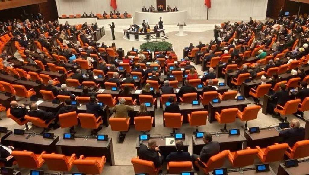 AK Parti komisyon üyelerini açıkladı