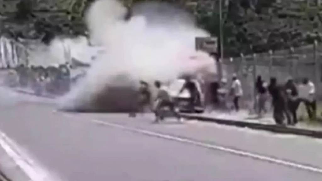 Ekvador'da ralli aracı kalabalığın arasında daldı…