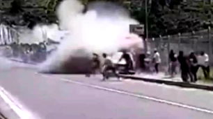 Ekvador'da ralli aracı kalabalığın arasında daldı…