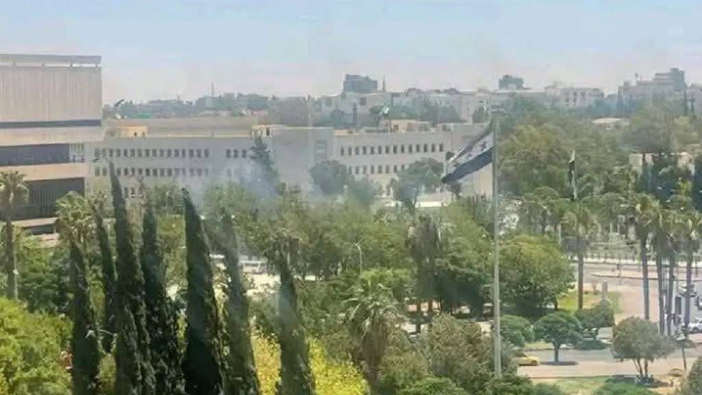 Şam'da patlama sesleri! İsrail, Suriye Savunma Bakanlığı'nı vurdu