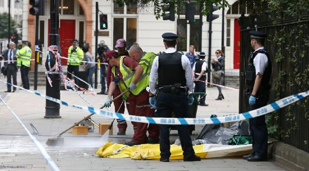 Londra'da sokak ortasında vahşet! 2 kişi katledildi, 1 kişi yaralı