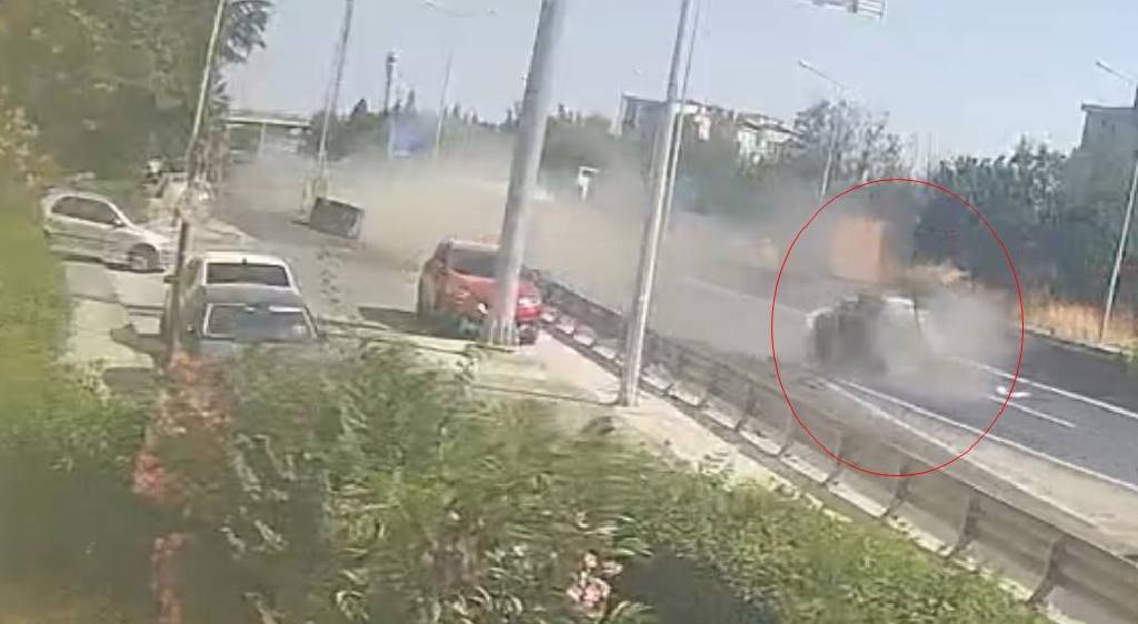 Bariyerlere saplanan otomobil, takla attı: 3 yaralı
