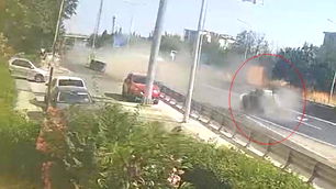 Bariyerlere saplanan otomobil, takla attı: 3 yaralı