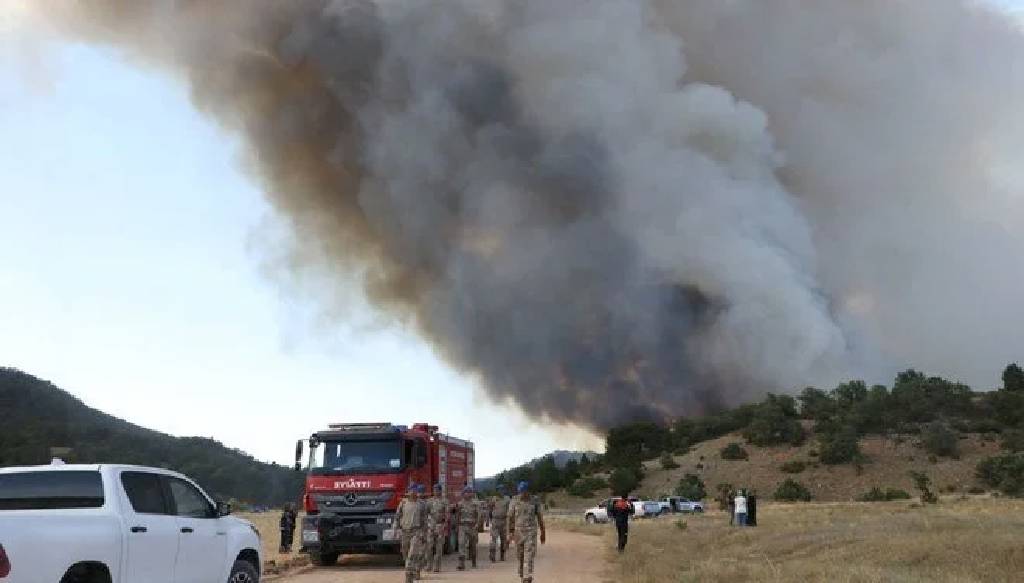 Eskişehir'de çıkan yangın Afyon’a sıçradı: 12 kişi mağaradan kurtarıldı!