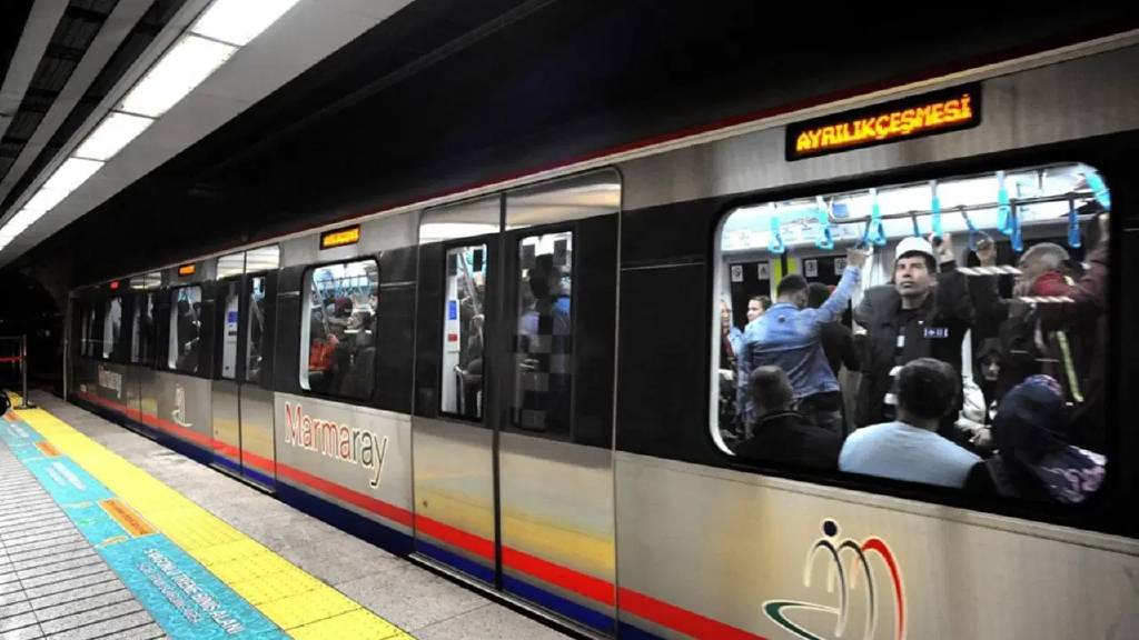 Marmaray duraklarında yoğunluk: İşçiler eylemde, seferler kısaldı