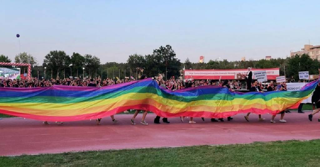 ODTÜ mezuniyet töreninde LGBT bayrakları: Tartışmalar alevlendi