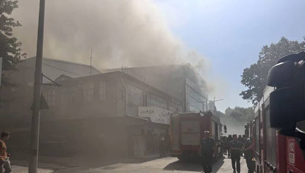 Bursa'da tekstil mağazasında yangın paniği: İş yeri sahibi itfaiyecilere bıçak çekti