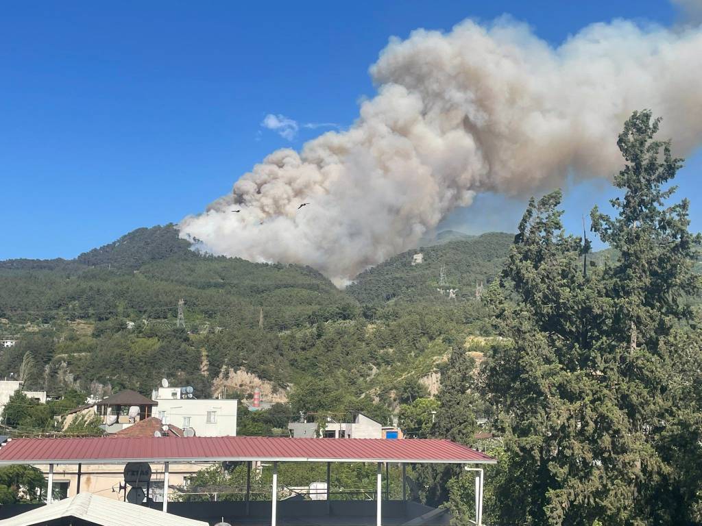 Bir yangın da Hatay Dörtyol’da çıktı! Ekiplerin müdahalesi sürüyor…