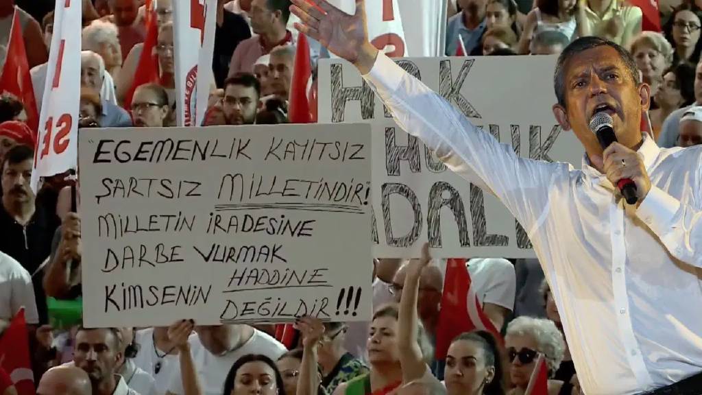 Özel'den Manavgat Belediyesi açıklaması: "Baklavacı sizin işbirlikçiniz"