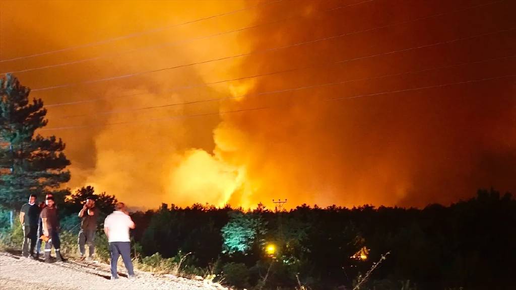 Karabük’te orman yangını: 4 mahalle ve 1 köy tahliye edildi