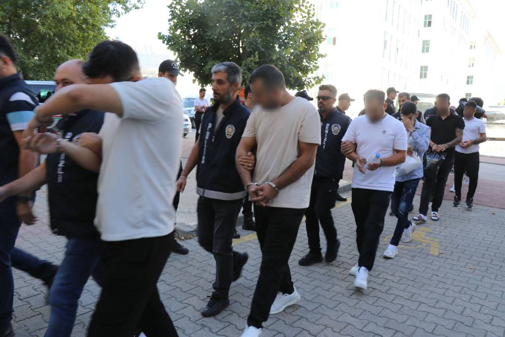 Eskort ilanı için lüks villaya çağrı merkezi kurup dolandırdılar!