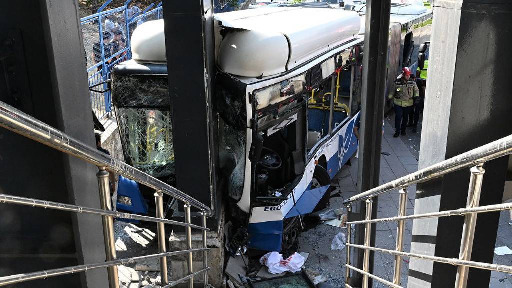 Ankara'da belediye otobüsü kaza yaptı: Çok sayıda yaralı!