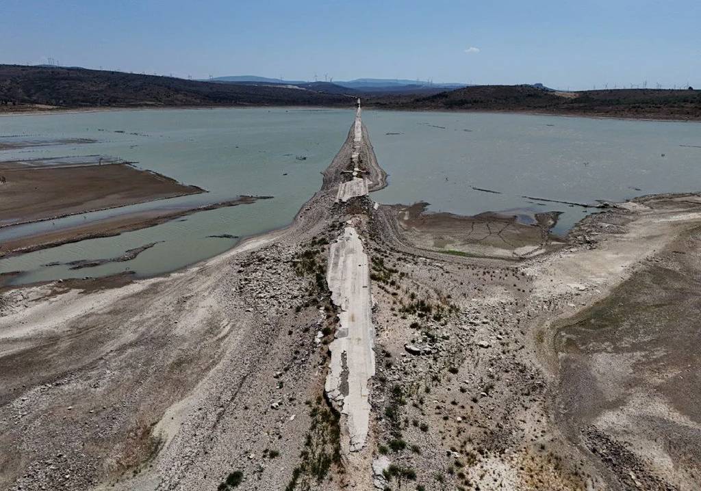 Barajda su seviyesi düştü: Eski kara yolu ortaya çıktı