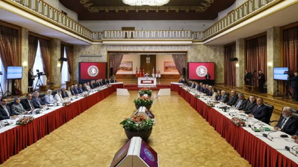 Milletvekilleri toplantı salonuna cep telefonlarıyla alınmadı