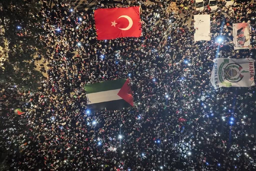 İstanbul'da Gazze'ye umut ışığı ol yürüyüşü