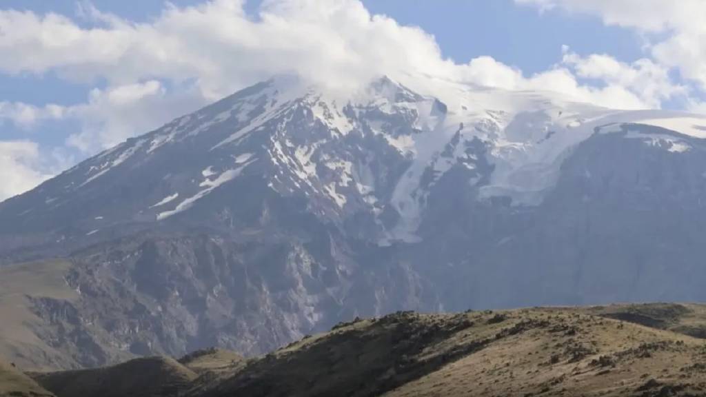 Ağrı Dağı'nın zirvesindeki takke buzulu hızla eriyor
