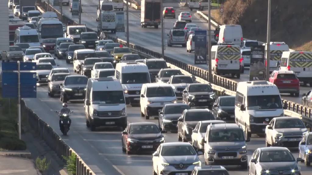 İstanbul’da iş çıkış saatinde trafik yoğunluğu bir kez daha zirveye çıktı