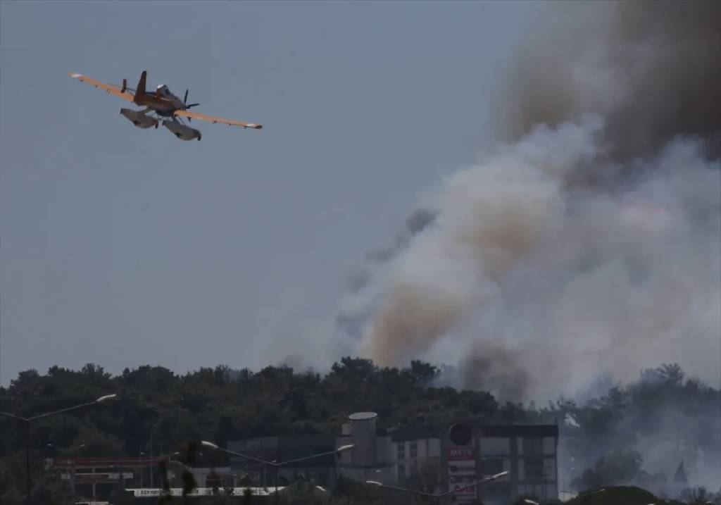 Çanakkale'de orman yangını! Alevler yerleşim yerlerine ulaştı, havalimanı kapatıldı