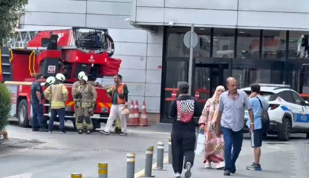 İstanbul Beylikdüzü'nde AVM'de yangın paniği