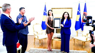 Dua Lipa Kosova vatandaşlığı aldı