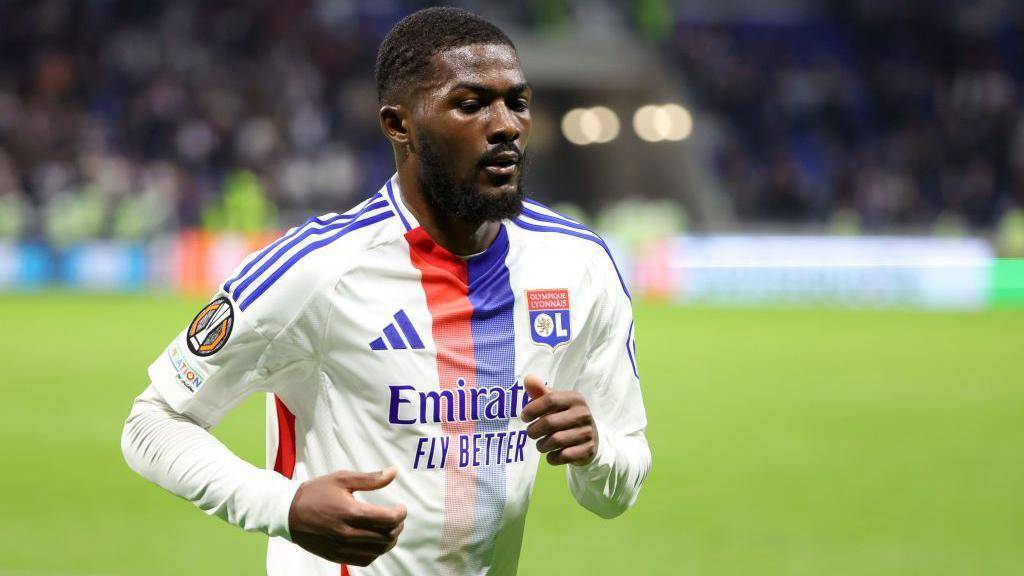 Galatasaray, Lyon'lu çok yönlü transfer hamlesini kovalıyor