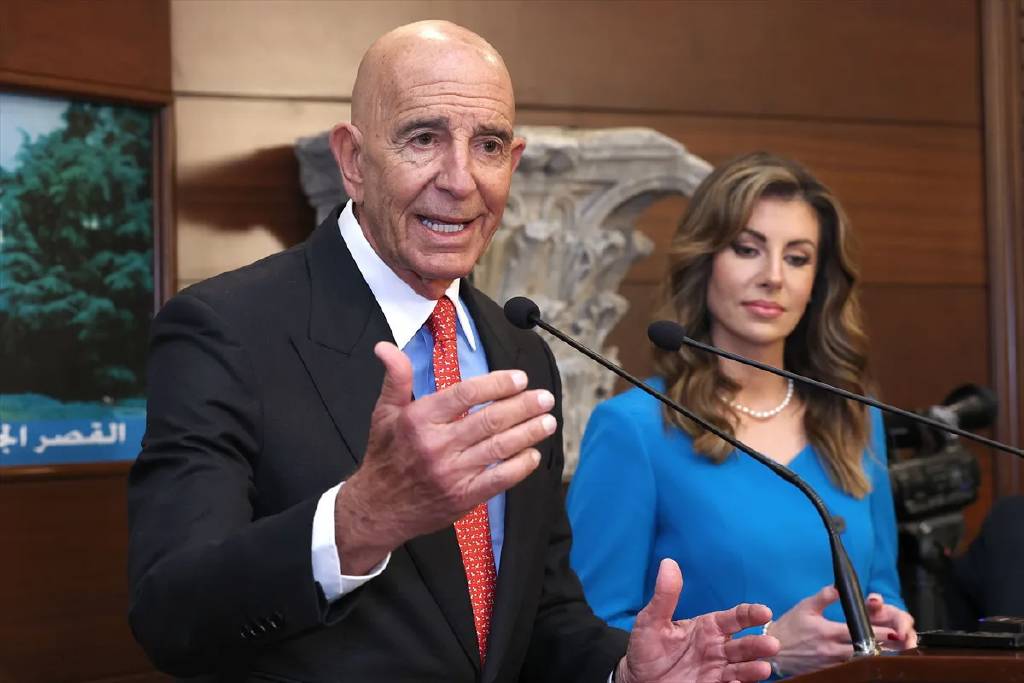 Tom Barrack’tan gazetecilere hakaret: "Hayvanca davranmayın medeni olun"