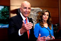 Tom Barrack’tan gazetecilere hakaret: "Hayvanca davranmayın medeni olun"