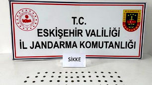 Tarihi eser kaçakçısı çantasındaki sikkelerle yakalandı