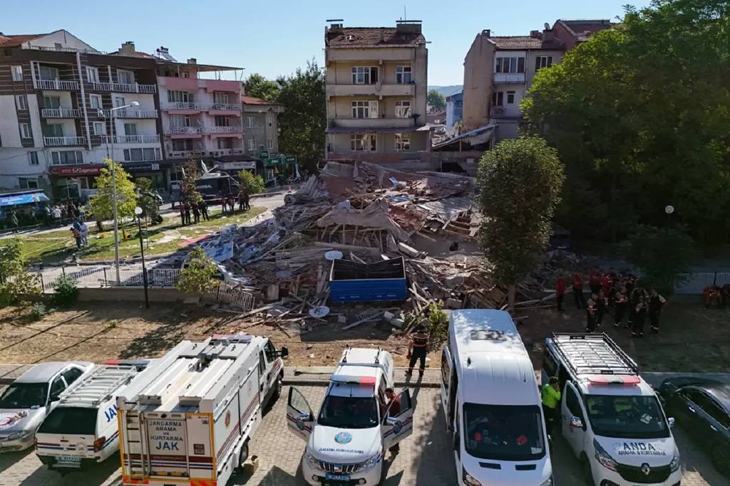 Sındırgıda'daki depremde yıkılan binayla ilgili soruşturma! 2 kişi gözaltına alındı