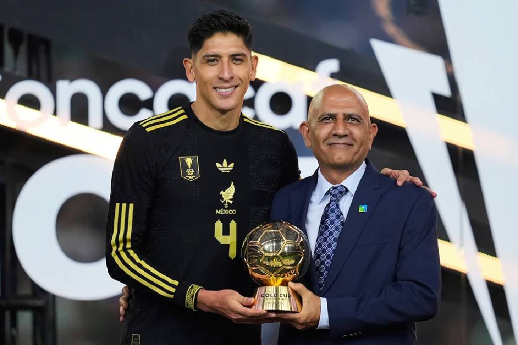 Edson Alvarez, Fenerbahçe'nin haberini bekliyor