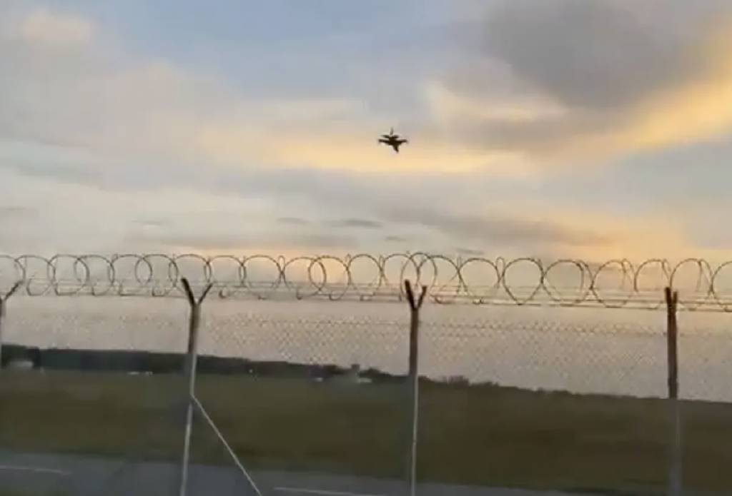 Polonya’da gösteri provası sırasında F-16 savaş uçağı düştü