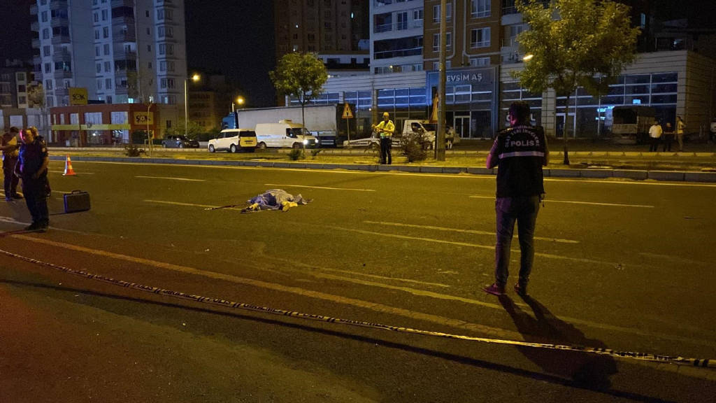 Kayseri’de feci kaza: Peş peşe 2 otomobilin çarptığı kadın öldü