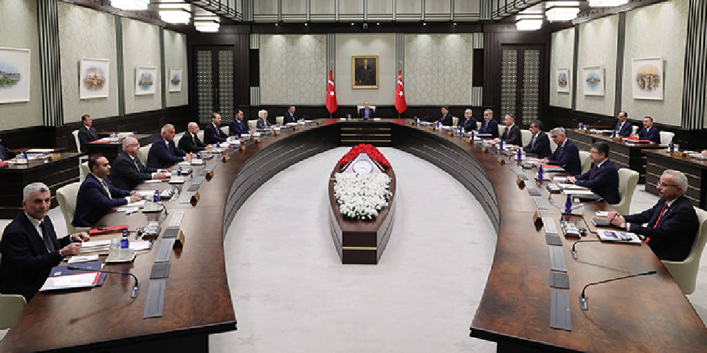 Kabine toplanıyor, masada 4 kritik başlık var