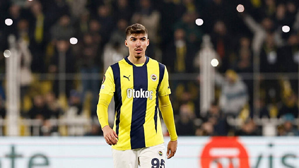 Fenerbahçe'de Yusuf Akçiçek ile yollar ayrıldı