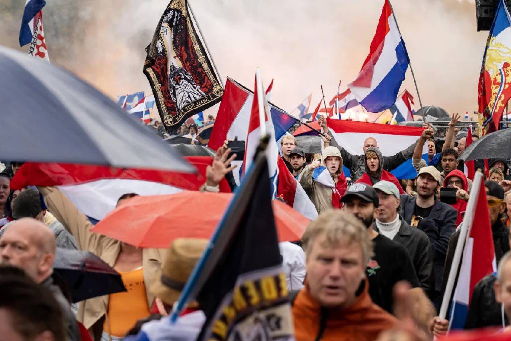 Hollanda’da protestocular polisle çatıştı