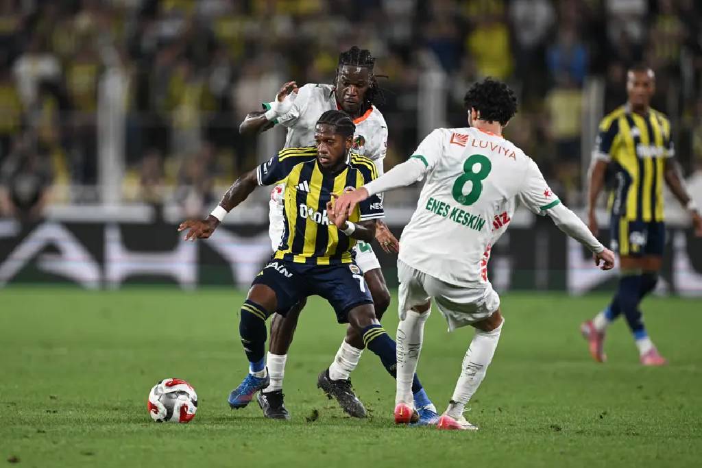  Fenerbahçe, sahasında Alanyaspor’la son dakikada yediği golle 2-2 berabere kaldı