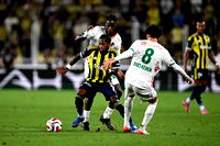  Fenerbahçe, sahasında Alanyaspor’la son dakikada yediği golle 2-2 berabere kaldı