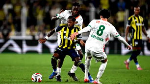  Fenerbahçe, sahasında Alanyaspor’la son dakikada yediği golle 2-2 berabere kaldı