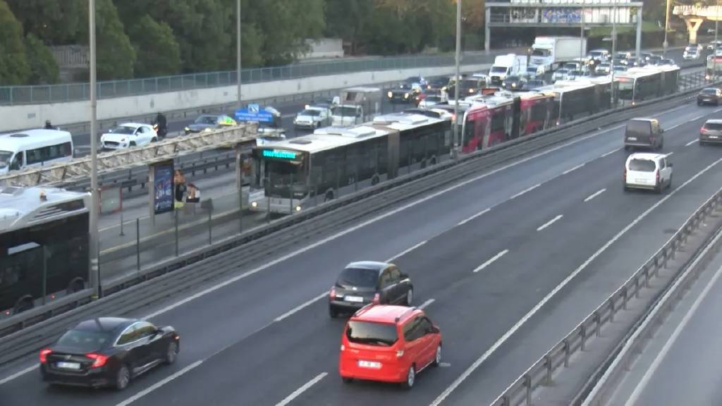 İstanbul Zeytinburnun'da metrobüs yangını paniği