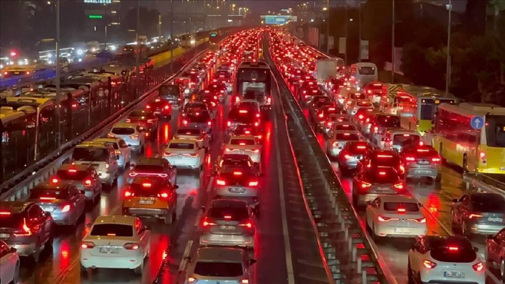 İstanbul'da trafik yoğunluğu yüzde 72'lere kadar yükseldi