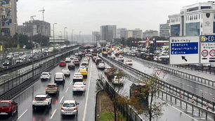 Yağışla beraber İstanbul'da yollar tıkandı