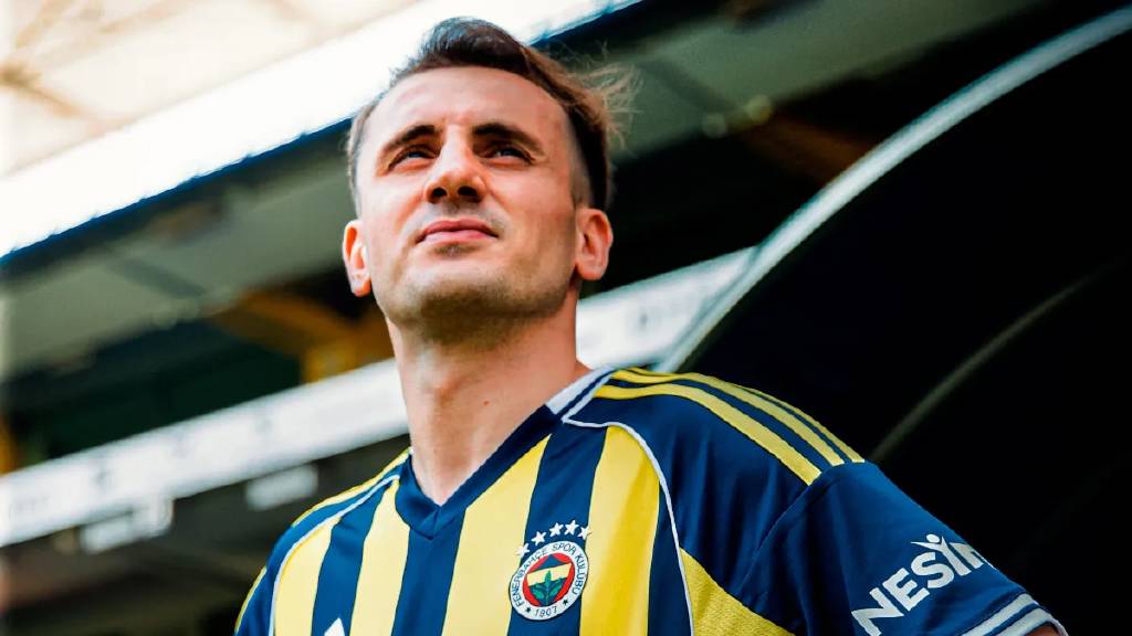 Kerem Aktürkoğlu resmen formayı giydi