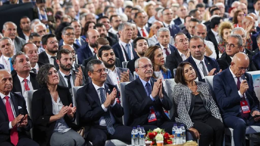 CHP'de beklenen kurultay davası ertelendi